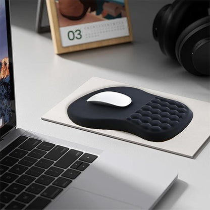tapis souris ergonomique noir a cote ordinateur
