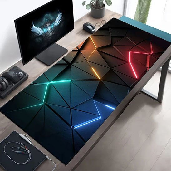 tapis souris gamer design multicouleur avec setup PC sur bureau