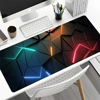 tapis souris gamer design multicouleur sur bureau avec ordinateur