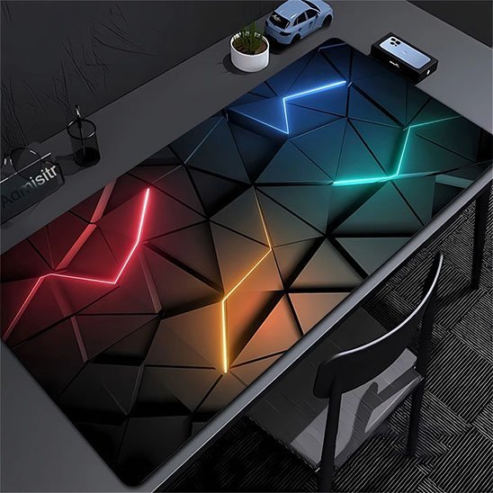 tapis souris gamer design multicouleur sur table de bureau