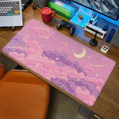 tapis souris gamer violet avec nuages et  etoiles et bureau