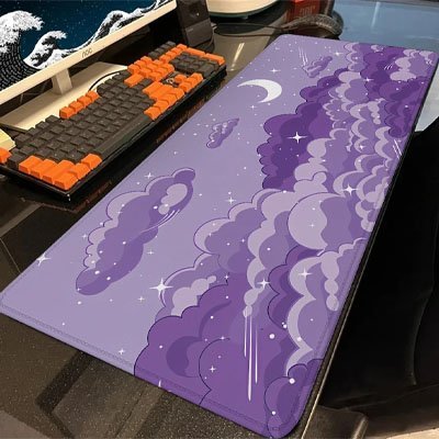 tapis souris gamer violet avec nuages et etoiles sur bureau