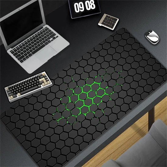 tapis de souris gamer noir avec fond vert sur bureau